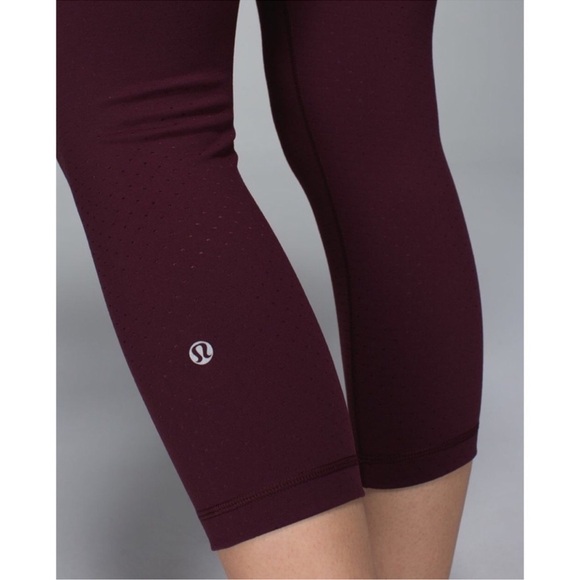 Lululemon Astro‎ Wunder Under Crop II Shine Dot in Bordeaux Drama Size 4 - Picture 5 of 11